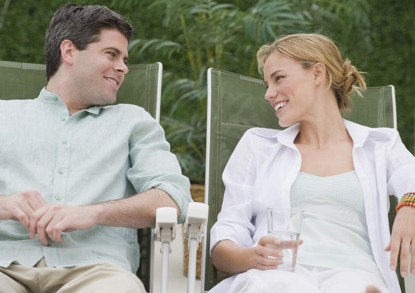 西方人,两个人,家庭,夫妻,坐,笑,微笑,露齿笑,竖图,室外,白天,正面,爱情,纯洁,水,竹子,杯子,椅子,欧洲,欧洲人,握,服装,液体,躺椅,浪漫,拿,拿着,扭头,注视,休闲装,饮用水,衣服,瓶子,塑料制品,纸制品,矿泉水,观察,看,转头,休闲,温暖,温馨,一家人,休闲服,塑料瓶,恩爱,握着,恋人,服饰,观看,纸杯,沙滩椅,和睦,察看,高雅,关注,一次性杯子,蒸馏水,奉献,质朴,正直,担当,男人,男性,年轻男性,年轻女性,女人,女性,白种人,年轻人,夫妇,情侣,竹,坐着,半身,彩图,伴侣,奋进,操守,融洽,四君子,岁寒三友,性坚,虚怀,虚心,善群,卓尔