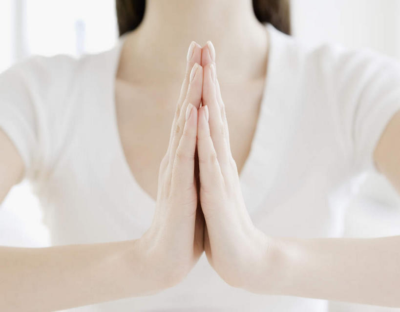 西方人,手,一个人,竖图,室内,特写,白天,正面,锻炼,瑜伽,运动,欧洲,欧洲人,双手,仅一个年轻女性,仅一个女性,仅一个人,阴影,服装,反射,影子,祝福,休闲装,虔诚,衣服,祈祷,双手合十,休闲,手部,休闲服,养生,服饰,感谢,合掌,合十礼,合掌礼,合十,莲华合掌,感恩,体育,年轻女性,女人,女性,白种人,半身,彩图,健身