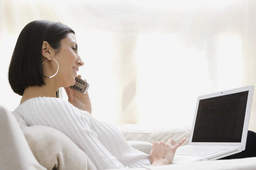 西方人,一个人,客厅,坐,笑,说,打电话,微笑,露齿笑,竖图,室内,白天,侧面,讨论,电脑,笔记本电脑,靠垫,沙发,电话,手机,欧洲,欧洲人,仅一个年轻女性,仅一个女性,仅一个人,敲打,握,服装,朦胧,模糊,网络,靠枕,拿,听,拿着,注视,休闲装,输入,通讯设备,装饰品,衣服,耳环,饰品,首饰,垫子,枕头,打字,观察,看,休闲,休闲服,握着,服饰,观看,点击,敲击,察看,无线,起居室,关注,通信设备,无线网络,布艺沙发,无线上网,便携式电脑,耳饰,客堂,交流,按键,手提电脑,年轻女性,女人,女性,白种人,沟通,讲话,交谈,商讨,说话,谈话,通话,坐着,半身,彩图