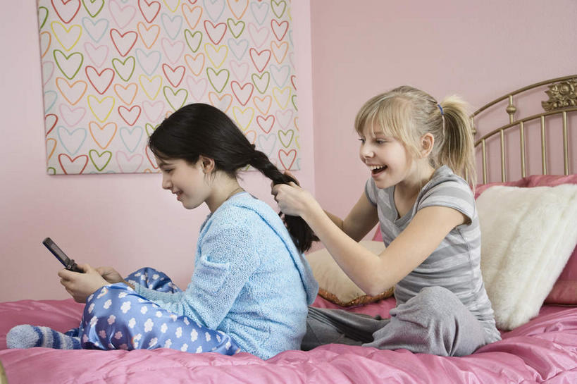 西方人,两个人,伙伴,朋友,坐,笑,打电话,盘腿,微笑,露齿笑,竖图,室内,白天,侧面,爱情,友谊,壁纸,床,靠垫,卧室,电话,手机,欧洲,欧洲人,敲打,握,服装,爱心,墙,双人床,床单,靠枕,浪漫,拿,拿着,注视,休闲装,输入,通讯设备,被子,墙壁,墙面,衣服,粉色,垫子,枕头,打字,观察,看,休闲,温暖,温馨,心形,休闲服,恩爱,握着,服饰,观看,点击,敲击,和睦,察看,被单,关注,交流,友情,按键,年轻女性,女人,女性,白种人,心型,墙纸,沟通,盘腿而坐,盘膝,盘着腿的,盘着腿坐,双腿交叉,通话,坐着,彩图,全身,睡房,卧房,融洽