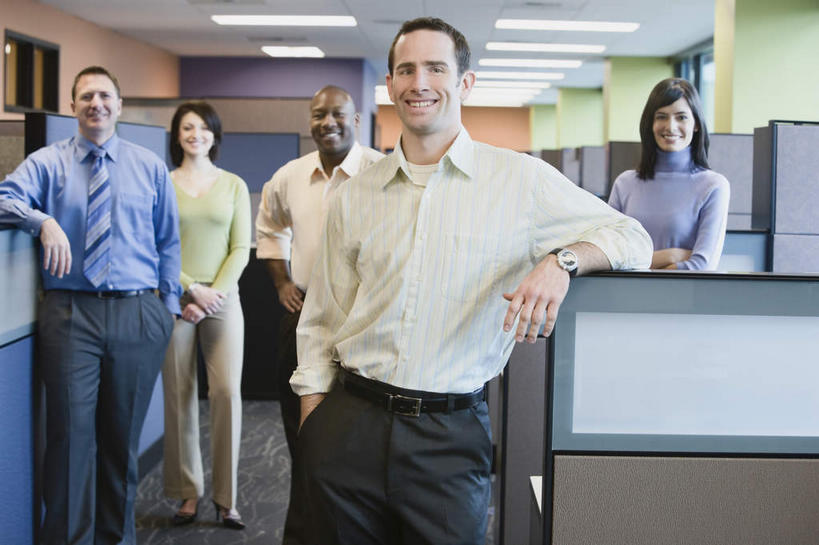 西方人,同事,商务人士,商务男性,商务女性,站,笑,双手交叉,微笑,露齿笑,竖图,室内,白天,正面,衬衫,成功,合作,团队,集体,信心,电脑,显示器,鼠标,键盘,照明,欧洲,非洲,黑人,欧洲人,五个人,套装,网络,灯光,许多人,注视,输入设备,通讯设备,手叉腰,队伍,顶灯,灯,灯具,叉腰,观察,看,靠,靠着,站着,一群人,台式电脑,观看,照亮,察看,领导,双手抱胸,双手叉腰,照明设备,成就,关注,通信设备,商务装,合伙,领袖,工薪阶层,输出设备,男人,男性,年轻男性,年轻女性,女人,女性,中年男性,中年女性,白种人,非洲人,白领,上班族,站立,半身,彩图,衬衣