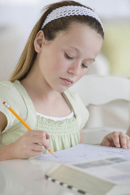 西方人,儿童,一个人,客厅,坐,竖图,室内,白天,正面,纯洁,沙发,桌子,欧洲,欧洲人,仅一个女性,仅一个人,握,服装,朦胧,模糊,装饰,笔,头饰,办公用品,记事本,拿,拿着,注视,休闲装,书桌,文具,小孩,衣服,本子,笔记本,发箍,发饰,课桌,铅笔,饰品,学习用品,观察,看,仅一个小孩,休闲,休闲服,可爱,童年,童趣,握着,服饰,头箍,观看,华丽,修饰,文具用品,点缀,察看,起居室,书写,关注,发卡,布艺沙发,童真,烂漫,无邪,配饰,衬托,美观,雅致,雅观,客堂,天真,女孩,女人,女性,白种人,孩子,坐着,半身,彩图,女生