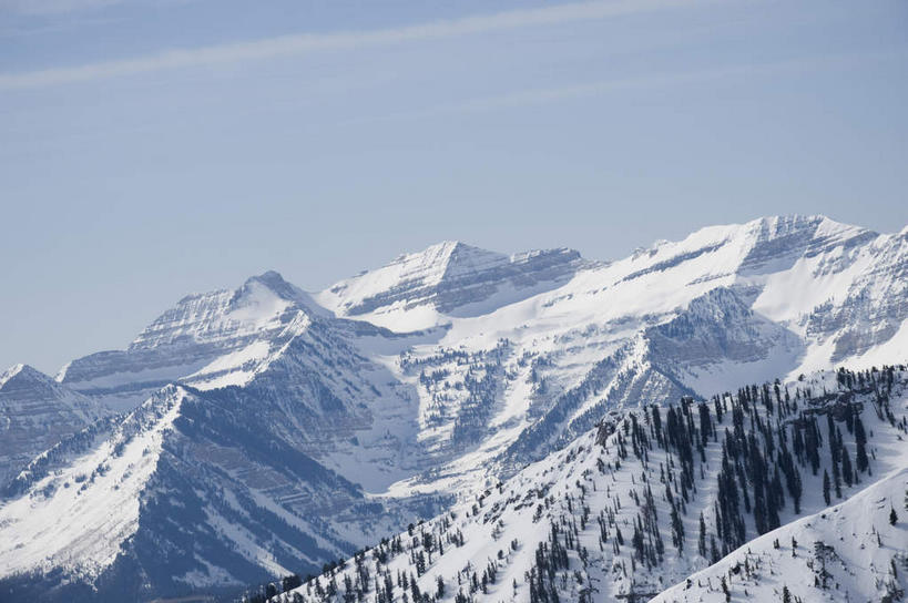 无人,竖图,俯视,航拍,室外,白天,旅游,度假,美景,山,树林,雪,雪山,植物,大雪,美国,冰,积雪,景观,山峰,雪景,云,云朵,冬季,冬天,山峦,云彩,娱乐,树,树木,蓝色,绿色,白云,蓝天,天空,自然,天,享受,休闲,景色,放松,寒冷,生长,晴朗,成长,冰冷,北美,北美洲,犹他州,鸟瞰,自然风光,美洲,北亚美利加洲,亚美利加洲,犹他,蜂窝之州,蜂房州,严寒,冰凉,酷寒,凛冽,凛凛,极冷,晴空,彩图,高角度拍摄