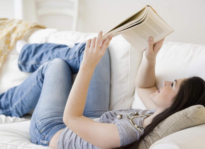 西方人,一个人,客厅,躺,笑,微笑,露齿笑,竖图,室内,白天,侧面,靠垫,沙发,书籍,欧洲,欧洲人,仅一个年轻女性,仅一个女性,仅一个人,握,服装,靠枕,拿,拿着,注视,休闲装,衣服,垫子,枕头,观察,看,休闲,休闲服,握着,服饰,观看,察看,起居室,关注,布艺沙发,客堂,卧着,年轻女性,女人,女性,白种人,书,图书,抬头,躺着,卧,仰头,半身,彩图