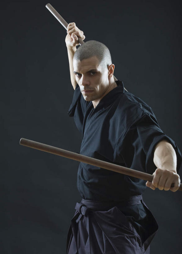 西方人,秃头,一个人,和尚,站,举,竖图,室内,白天,正面,民族服装,欧洲,欧洲人,仅一个男性,仅一个人,仅一个中年男性,两根,握,阴影,黑色背景,反射,影子,拿,拿着,注视,观察,看,托,站着,握着,摄影,影棚,观看,木棍,察看,关注,男人,男性,中年男性,白种人,光头,无发,比丘,高僧,僧,僧侣,僧人,沙弥,修行僧,举起,举手,举着,向上举,向上伸,向上托,站立,半身,彩图,影棚拍摄,传统服装,民俗服,拍摄