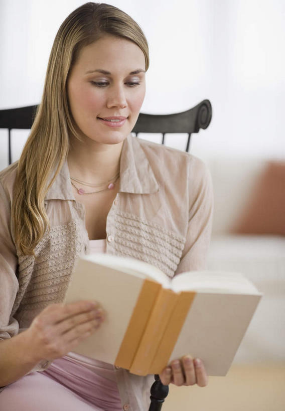 西方人,一个人,客厅,坐,笑,微笑,露齿笑,竖图,室内,白天,正面,靠垫,沙发,书籍,椅子,欧洲,欧洲人,仅一个年轻女性,仅一个女性,仅一个人,握,服装,朦胧,模糊,木椅,靠枕,拿,拿着,注视,休闲装,衣服,垫子,枕头,观察,看,休闲,休闲服,握着,服饰,观看,察看,起居室,关注,布艺沙发,客堂,年轻女性,女人,女性,白种人,书,图书,坐着,半身,彩图