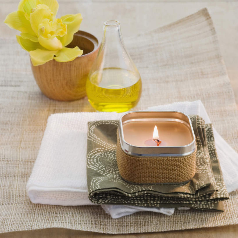 无人,竖图,俯视,室内,特写,白天,桌面,桌子,餐具,蜡烛,花盆,阴影,盛开,反射,光线,木制,碟子,纺织物,罐子,火焰,盘,影子,烛光,陶瓷,陶瓷制品,燃烧,花蕾,玻璃制品,花,花瓣,花朵,鲜花,盘子,玻璃瓶,精油,木制品,瓶子,容器,碟,毛巾,碗,花苞,花蕊,点燃,清洁,储藏,保暖,储存,透气,防水,储水,耐磨,吸水,芳香植物,芳香油,挥发油,香精油,彩图,高角度拍摄,贮存