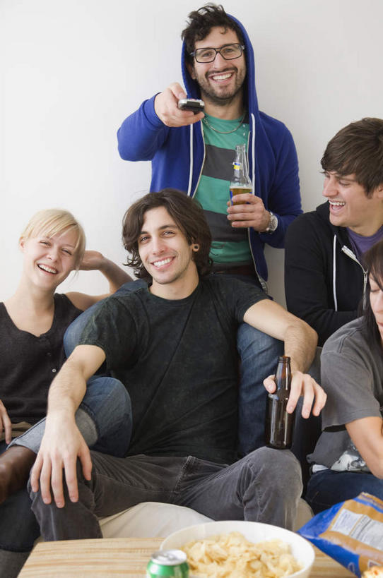 点心,啤酒,西方人,伙伴,朋友,站,坐,笑,微笑,露齿笑,竖图,室内,白天,正面,友谊,餐桌,桌子,杯子,玻璃,欧洲,欧洲人,五个人,握,服装,眼镜,墙,食品,酒类,许多人,拿,拿着,注视,休闲装,墙壁,墙面,玻璃制品,酒,食物,饮料,衣服,白色,酒杯,啤酒杯,容器,碗,遥控器,零食,观察,看,站着,一群人,休闲,休闲服,爆米花,握着,服饰,餐台,观看,储藏,察看,储存,关注,近视眼镜,垃圾食品,膨化食品,零嘴,友情,男人,男性,年轻男性,年轻女性,女人,女性,白种人,玻璃杯,站立,坐着,半身,彩图,贮存