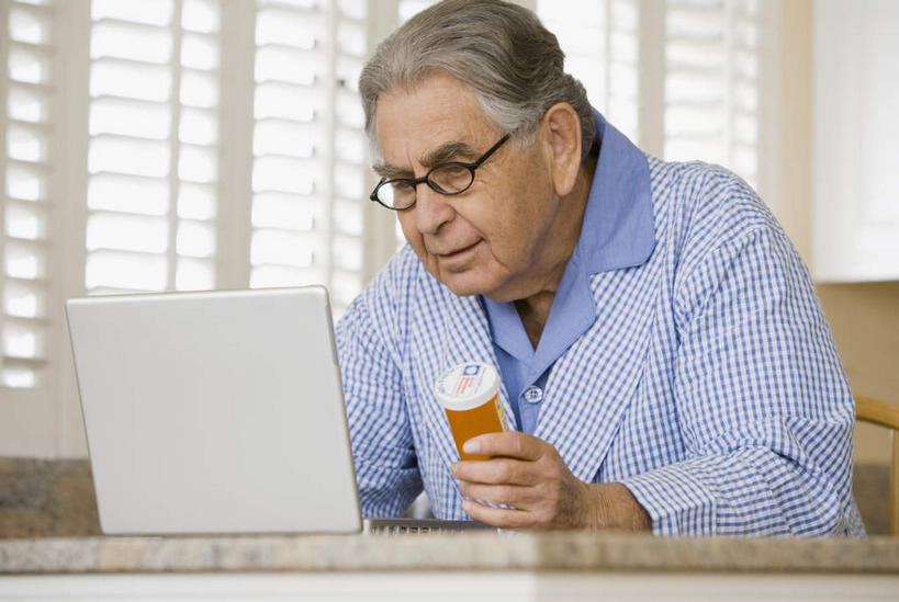 西方人,一个人,坐,竖图,室内,白天,正面,安全,电脑,笔记本电脑,窗户,桌面,桌子,欧洲,欧洲人,仅一个男性,仅一个人,敲打,握,服装,网络,眼镜,药剂,药丸,百叶窗,墙,大理石,防护,拿,拿着,注视,休闲装,输入,通讯设备,药片,墙壁,墙面,衣服,白色,瓶子,塑料制品,药品,打字,观察,看,仅一个老年男性,休闲,休闲服,塑料瓶,治疗,握着,服饰,观看,老花镜,保护,点击,敲击,药物,察看,医疗,无线,关注,保险,通信设备,预防,无线网络,无线上网,便携式电脑,大理石制品,远视眼镜,平安,按键,手提电脑,老年男性,男人,男性,白种人,坐着,半身,彩图