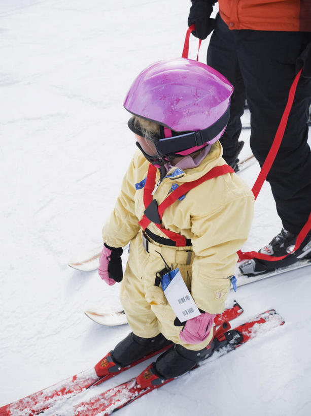 西方人,儿童,中年人,两个人,家庭,母亲,女儿,站,竖图,俯视,室外,白天,纯洁,安全,雪,大雪,帽子,欧洲,欧洲人,握,服装,头盔,眼镜,积雪,雪景,冬季,冬天,防护,扭头,注视,运动器械,小孩,衣服,安全帽,观察,看,站着,转头,温暖,温馨,母女,一家人,健身器械,寒冷,可爱,母爱,童年,童趣,握着,服饰,观看,羽绒服,保暖,护目镜,保护,滑雪板,和睦,察看,御寒,关注,滑雪镜,保险,健身器材,滑雪装备,童真,烂漫,无邪,保全,周全,安稳,安定,严寒,安全防护眼镜,冬装,平安,天真,女孩,女人,女性,中年女性,白种人,孩子,站立,半身,彩图,高角度拍摄,雪镜,融洽,防护眼镜,运动器材,女生