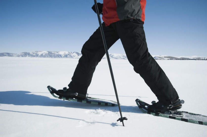 西方人,一个人,走,竖图,室外,白天,侧面,雪,大雪,欧洲,欧洲人,仅一个男性,仅一个人,仅一个中年男性,握,阴影,服装,装饰,光线,影子,积雪,雪景,冬季,冬天,拿,拿着,运动器械,衣服,蓝色,蓝天,天空,阳光,手套,天,温暖,健身器械,寒冷,握着,服饰,晴朗,羽绒服,保暖,华丽,滑雪板,滑雪杖,点缀,御寒,健身器材,滑雪装备,万里无云,衬托,美观,雅致,雅观,严寒,冬装,男人,男性,中年男性,白种人,晴空,晴空万里,步行,散步,走路,半身,彩图,运动器材