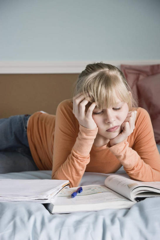 西方人,一个人,躺,竖图,室内,白天,正面,床,靠垫,卧室,书籍,欧洲,欧洲人,仅一个年轻女性,仅一个女性,仅一个人,撑,服装,笔,双人床,办公用品,床单,记事本,靠枕,托腮,注视,休闲装,被子,文具,衣服,本子,笔记本,学习用品,垫子,枕头,观察,看,趴着,托,休闲,休闲服,服饰,观看,文具用品,察看,被单,关注,托下巴,卧着,年轻女性,女人,女性,白种人,书,图书,趴,躺着,卧,半身,彩图,睡房,卧房