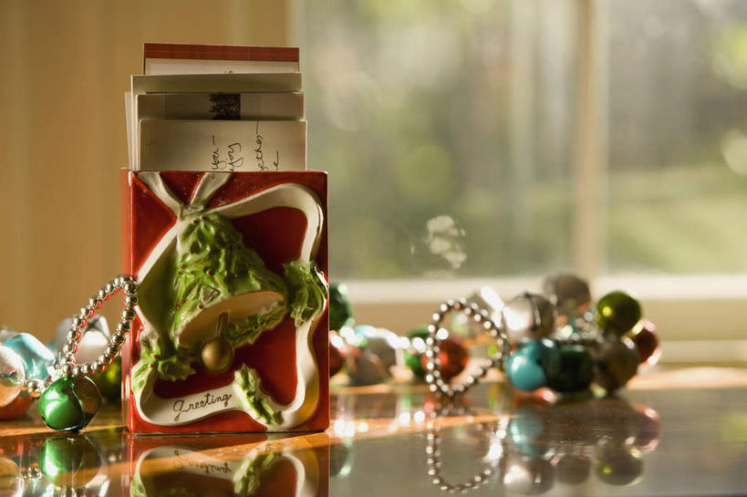 无人,竖图,室内,特写,白天,正面,植物,窗户,桌面,桌子,礼盒,礼物,圣诞节,阴影,节日,朦胧,模糊,庆祝,装饰,反射,木制,挂饰,铃铛,丝绸,丝带,影子,纸盒,墙,缎带,圣诞球,文化,玻璃窗,墙壁,墙面,绸带,盒子,球,树,树木,绿色,白色,自然,包装盒,木制品,礼品盒,庆典,球体,礼品,生长,成长,纪念,华丽,修饰,点缀,衬托,美观,雅致,雅观,彩图