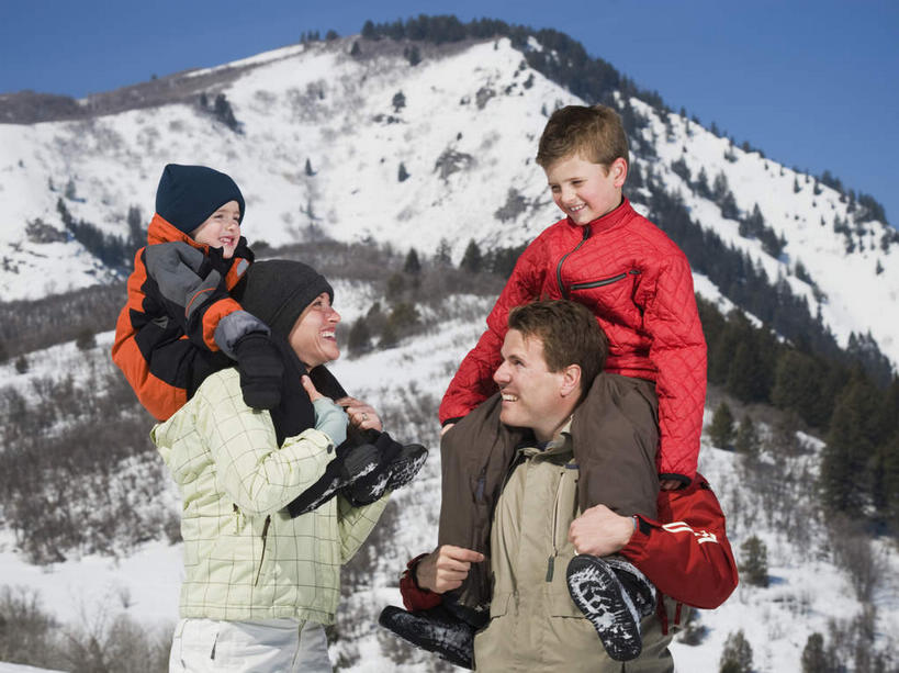 西方人,儿童,中年人,四个人,家庭,夫妻,母亲,父亲,儿子,站,笑,微笑,露齿笑,竖图,室外,白天,正面,爱情,纯洁,山,雪,雪山,植物,大雪,帽子,欧洲,欧洲人,握,服装,装饰,冰,积雪,山峰,雪景,冬季,冬天,山峦,浪漫,注视,树,树木,小孩,骑,衣服,蓝色,绿色,蓝天,天空,自然,手套,天,观察,看,扛,站着,温暖,温馨,父子,母子,一家人,恩爱,父爱,寒冷,可爱,母爱,童年,童趣,握着,恋人,服饰,生长,晴朗,成长,观看,羽绒服,保暖,华丽,点缀,和睦,察看,冰冷,御寒,关注,童真,烂漫,无邪,万里无云,衬托,美观,雅致,雅观,棉帽,严寒,冰凉,酷寒,凛冽,凛凛,极冷,扛在肩上,骑在肩上,冬装,天真,男孩,男人,男性,女人,女性,中年男性,中年女性,白种人,孩子,夫妇,情侣,晴空,晴空万里,站立,半身,彩图,伴侣,融洽,男生