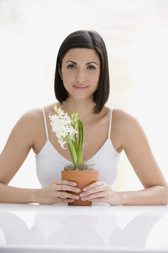 西方人,一个人,坐,笑,微笑,竖图,室内,白天,正面,植物,餐桌,桌子,吊带,欧洲,欧洲人,仅一个年轻女性,仅一个女性,仅一个人,握,阴影,服装,朦胧,模糊,盛开,反射,盆栽,影子,墙,盆景,拿,花蕾,拿着,注视,吊带衫,墙壁,墙面,花,花瓣,花朵,鲜花,衣服,绿色,自然,花苞,花蕊,观察,看,握着,服饰,生长,成长,餐台,观看,察看,衣着,穿着,关注,衣饰,年轻女性,女人,女性,白种人,坐着,半身,彩图