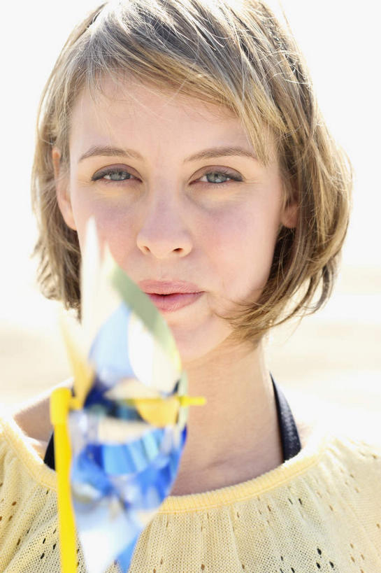 西方人,脸,头,嘴,脸颊,一个人,站,竖图,室外,特写,白天,正面,快乐,自由,幸福,风车,玩具,欧洲,欧洲人,仅一个年轻女性,仅一个女性,仅一个人,阴影,服装,朦胧,模糊,光线,影子,注视,休闲装,娱乐,肩膀,一个,衣服,阳光,吹,嘟嘴,观察,看,站着,休闲,喜庆,休闲服,撅嘴,活力,服饰,单个,观看,希望,吉祥,察看,象征,关注,和平,梦想,忠诚,进取,灵动,勇敢,勤奋,团结,幸运,年轻女性,女人,女性,白种人,头部,脸部,脸蛋,面部,嘴巴,嘴唇,站立,半身,彩图