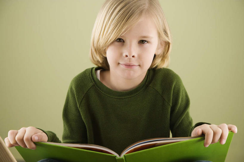 西方人,儿童,一个人,坐,笑,微笑,竖图,室内,白天,正面,纯洁,书籍,欧洲,欧洲人,仅一个男性,仅一个人,一本,握,绿色背景,阴影,服装,反射,影子,拿,拿着,注视,休闲装,小孩,衣服,观察,看,仅一个小孩,休闲,休闲服,可爱,童年,童趣,握着,摄影,服饰,影棚,观看,察看,关注,童真,烂漫,无邪,天真,男孩,男人,男性,白种人,孩子,书,图书,坐着,半身,彩图,影棚拍摄,拍摄,男生