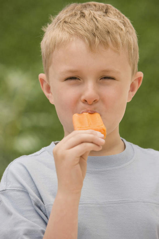 西方人,儿童,脸,头,脸颊,手,一个人,站,吃,竖图,室外,特写,白天,正面,纯洁,植物,欧洲,欧洲人,仅一个男性,仅一个人,握,服装,朦胧,模糊,清凉,拿,拿着,注视,休闲装,棒冰,冰棍,肩膀,树,树木,小孩,衣服,绿色,自然,冷饮,观察,看,站着,仅一个小孩,休闲,舒服,手部,休闲服,可爱,童年,童趣,握着,服饰,生长,成长,观看,单手,解暑,察看,冰棒,关注,解渴,童真,烂漫,无邪,舒爽,消暑,冰条,天真,男孩,男人,男性,白种人,孩子,头部,脸部,脸蛋,面部,嚼,食,站立,半身,彩图,男生