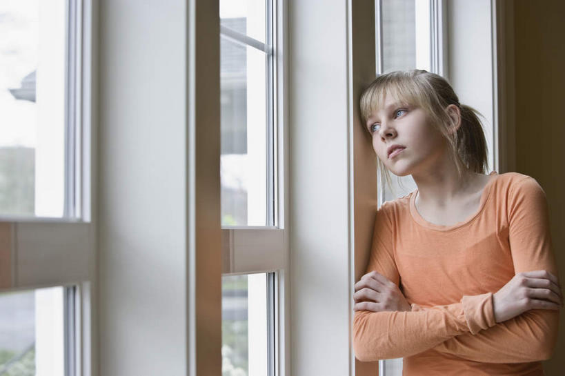 西方人,一个人,站,双手交叉,竖图,室内,白天,正面,窗户,落地窗,欧洲,欧洲人,仅一个年轻女性,仅一个女性,仅一个人,服装,注视,休闲装,玻璃窗,衣服,观察,看,靠,靠着,站着,休闲,休闲服,服饰,观看,察看,双手抱胸,关注,年轻女性,女人,女性,白种人,站立,半身,彩图