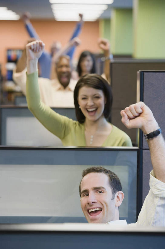 西方人,同事,商务人士,商务男性,商务女性,站,坐,举,笑,微笑,露齿笑,竖图,室内,白天,正面,衬衫,快乐,兴奋,骄傲,成功,胜利,合作,团队,集体,信心,电脑,显示器,鼠标,键盘,照明,欧洲,非洲,黑人,欧洲人,五个人,握,套装,朦胧,模糊,网络,灯光,许多人,注视,输入设备,通讯设备,队伍,顶灯,灯,灯具,观察,看,托,握拳,站着,一群人,台式电脑,自信,握着,观看,照亮,察看,领导,照明设备,成就,关注,通信设备,商务装,合伙,领袖,工薪阶层,输出设备,男人,男性,年轻男性,年轻女性,女人,女性,中年男性,中年女性,白种人,非洲人,白领,上班族,举起,举手,举着,向上举,向上伸,向上托,站立,坐着,半身,彩图,衬衣,欢乐,开心