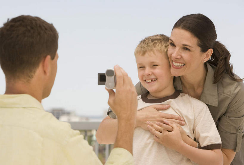 西方人,儿童,中年人,背部,三个人,家庭,夫妻,母亲,父亲,儿子,站,抱,笑,微笑,露齿笑,竖图,室外,白天,正面,爱情,纯洁,欧洲,欧洲人,握,阴影,服装,光线,影子,摄像机,浪漫,拿,拿着,注视,休闲装,小孩,衣服,蓝色,蓝天,天空,阳光,天,观察,看,站着,休闲,温暖,温馨,父子,母子,三口之家,一家人,休闲服,恩爱,父爱,可爱,母爱,童年,童趣,摄像,握着,恋人,摄影,服饰,晴朗,摄影机,抱着,观看,和睦,察看,搂着,关注,录像,童真,烂漫,无邪,万里无云,天真,男孩,男人,男性,女人,女性,中年男性,中年女性,白种人,孩子,夫妇,情侣,晴空,晴空万里,搂,搂抱,站立,半身,彩图,伴侣,融洽,男生