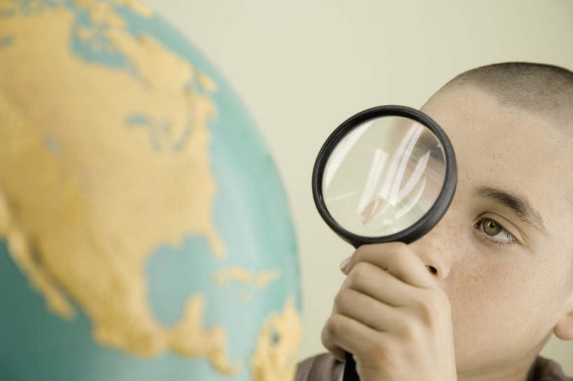 西方人,儿童,脸,头,脸颊,手,一个人,站,竖图,室内,特写,白天,白色背景,正面,纯洁,仪器,海洋,地图,欧洲,欧洲人,仅一个男性,仅一个人,握,阴影,服装,检查,反射,分析,科学,网格,地球仪,放大镜,线条,影子,世界地图,地球,陆地,拿,全球,拿着,注视,休闲装,肩膀,球,小孩,衣服,经纬线,模型,观察,看,站着,仅一个小孩,休闲,球体,手部,休闲服,可爱,清晰,探索,童年,童趣,握着,摄影,地理,国家,服饰,影棚,放大,观看,单手,仔细,透镜,大陆,察看,世界,凸透镜,聚焦,关注,纬线,版图,经线,童真,烂漫,无邪,经纬仪,地理学,光学,清楚,天真,男孩,男人,男性,白种人,孩子,头部,脸部,脸蛋,面部,站立,半身,彩图,影棚拍摄,拍摄,大洋,大洲,男生