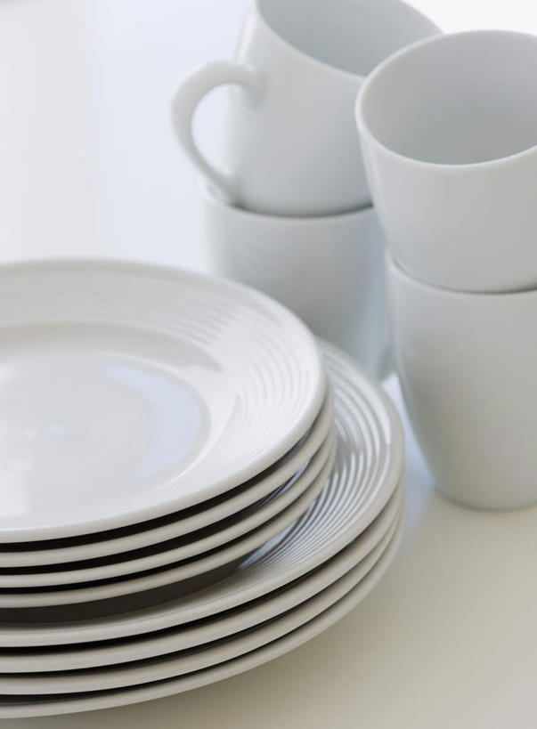 无人,竖图,俯视,室内,特写,白天,白色背景,桌面,桌子,静物,杯子,餐具,一排,许多,阴影,整齐,反射,木制,瓷器,碟子,盘,影子,咖啡杯,陶瓷制品,排列,盘子,木制品,碟,摄影,影棚,堆,队列,瓷杯,彩图,高角度拍摄,影棚拍摄,拍摄