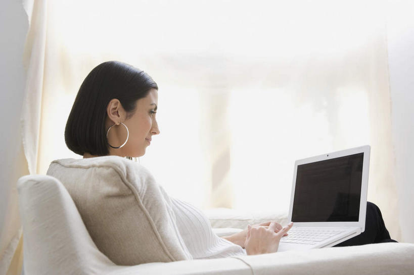 西方人,一个人,客厅,坐,笑,微笑,竖图,室内,白天,侧面,电脑,笔记本电脑,窗户,窗帘,靠垫,落地窗,沙发,欧洲,欧洲人,仅一个年轻女性,仅一个女性,仅一个人,敲打,服装,朦胧,模糊,装饰,网络,靠枕,注视,休闲装,输入,通讯设备,玻璃窗,装饰品,衣服,帘子,耳环,饰品,首饰,垫子,枕头,打字,观察,看,休闲,休闲服,遮阳,服饰,观看,点击,华丽,修饰,敲击,点缀,察看,无线,起居室,关注,通信设备,无线网络,布艺沙发,无线上网,便携式电脑,衬托,美观,雅致,雅观,耳饰,客堂,按键,手提电脑,年轻女性,女人,女性,白种人,坐着,半身,彩图