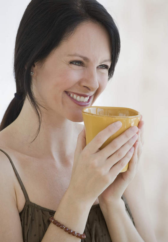 西方人,脸,头,脸颊,手,一个人,站,捧,笑,微笑,露齿笑,竖图,室内,特写,白天,正面,杯子,吊带,欧洲,欧洲人,双手,仅一个女性,仅一个人,阴影,服装,朦胧,模糊,反射,瓷器,影子,墙,咖啡杯,陶瓷制品,注视,吊带衫,肩膀,墙壁,墙面,衣服,白色,观察,看,站着,仅一个中年女性,手部,服饰,观看,察看,衣着,穿着,关注,瓷杯,衣饰,女人,女性,中年女性,白种人,头部,脸部,脸蛋,面部,端,端着,捧着,手捧,站立,半身,彩图