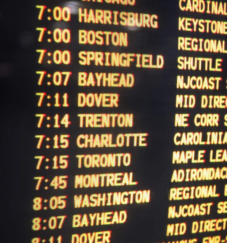 无人,机场,竖图,室内,特写,白天,正面,显示器,飞机场,静物,一排,整齐,并列,并排,英文,标志,屏幕,数字,文字,字符,字母,标识,显示屏,排列,黄色,阿拉伯数字,英文字母,队列,平行,输出设备,航空站,空港,彩图