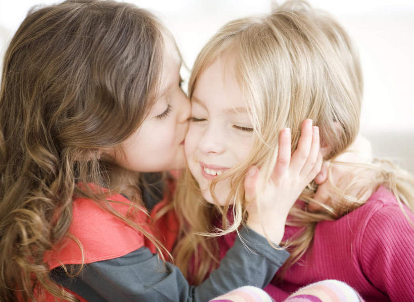 西方人,儿童,两个人,家庭,闭眼,抱,笑,吻,微笑,露齿笑,横图,室内,白天,正面,纯洁,欧洲,欧洲人,服装,休闲装,小孩,衣服,休闲,温暖,温馨,一家人,休闲服,可爱,童年,童趣,服饰,抱着,和睦,搂着,童真,烂漫,无邪,天真,女孩,女人,女性,白种人,闭眼睛,闭着眼,闭着眼睛,怀抱,搂,搂抱,亲,亲吻,相抱,拥抱,半身,彩图,融洽,女生