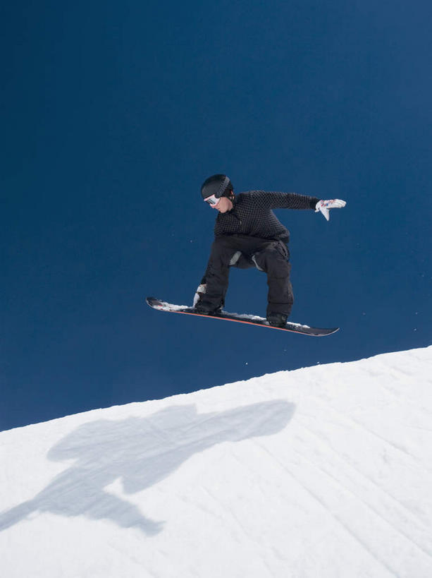 西方人,一个人,站,伸展双臂,竖图,室外,白天,仰视,锻炼,旅游,度假,运动,石头,山,雪,雪山,大雪,欧洲,欧洲人,仅一个男性,仅一个人,阴影,服装,光线,石子,影子,冰,积雪,山顶,山峰,雪景,冬季,冬天,山峦,注视,娱乐,运动器械,仅一个年轻男性,衣服,蓝色,蓝天,天空,阳光,天,观察,看,站着,享受,休闲,温暖,健身器械,放松,寒冷,服饰,晴朗,观看,保暖,滑雪板,察看,冰冷,御寒,关注,室外运动,健身器材,户外运动,滑雪服,滑雪装备,沉积岩,万里无云,严寒,冰凉,酷寒,凛冽,凛凛,极冷,颠峰,极峰,水成岩,竞技服,旅游服,冬装,男人,男性,年轻男性,白种人,石块,岩石,晴空,晴空万里,敞开双臂,伸开双臂,展开双肩,站立,张开手臂,张开双臂,彩图,低角度拍摄,全身,健身,运动器材