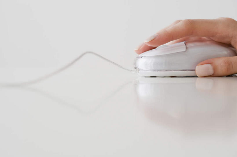 西方人,手,一个人,横图,室内,特写,白天,白色背景,正面,鼠标,桌面,桌子,欧洲,欧洲人,仅一个年轻女性,仅一个女性,仅一个人,阴影,反射,木制,影子,输入设备,一个,白色,木制品,按,手部,摄影,影棚,单个,单手,年轻女性,女人,女性,白种人,半身,彩图,影棚拍摄,拍摄