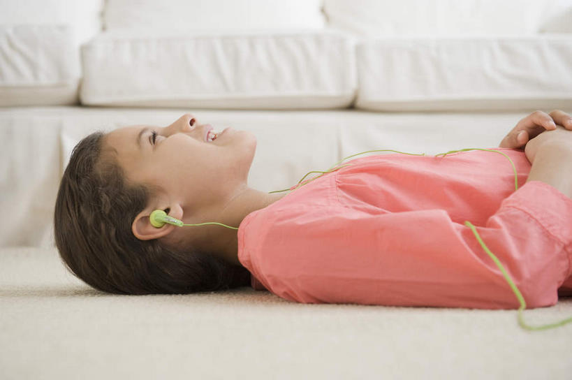 西方人,儿童,一个人,客厅,躺,笑,微笑,露齿笑,横图,室内,白天,侧面,陶醉,快乐,满意,幸福,纯洁,沙发,欧洲,欧洲人,仅一个女性,仅一个人,服装,音响,音乐,听,音乐播放器,注视,休闲装,娱乐,小孩,衣服,耳机,随身听,观察,看,仅一个小孩,享受,休闲,休闲服,放松,可爱,童年,童趣,服饰,观看,察看,起居室,舒适,享乐,关注,MP3播放器,布艺沙发,童真,烂漫,无邪,客堂,卧着,天真,女孩,女人,女性,白种人,孩子,躺着,卧,半身,彩图,播放器,女生,沉醉