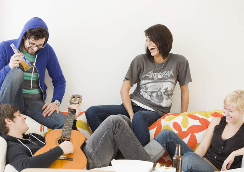 啤酒,西方人,四个人,伙伴,朋友,客厅,坐,躺,笑,大笑,横图,室内,白天,正面,爱情,兴奋,友谊,沙发,欧洲,欧洲人,握,服装,吉他,乐器,弦乐器,酒类,浪漫,拿,拿着,注视,休闲装,玻璃制品,酒,酒瓶,饮料,衣服,玻璃瓶,瓶子,观察,看,张嘴,休闲,温暖,温馨,休闲服,恩爱,握着,恋人,服饰,观看,和睦,察看,起居室,关注,弹拨弦鸣乐器,张大嘴巴,布艺沙发,哈哈大笑,客堂,卧着,友情,男人,男性,年轻男性,年轻女性,女人,女性,白种人,情侣,张开嘴,躺着,卧,坐着,半身,彩图,高兴,狂笑,伴侣,融洽,弹拨弦乐器