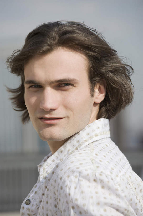 西方人,脸,头,脸颊,脖子,一个人,站,笑,微笑,竖图,室外,特写,白天,侧面,欧洲,欧洲人,仅一个男性,仅一个人,服装,扭头,注视,休闲装,肩膀,仅一个年轻男性,衣服,观察,看,站着,转头,休闲,休闲服,服饰,观看,察看,关注,男人,男性,年轻男性,白种人,头部,脖,颈,颈部,脸部,脸蛋,面部,站立,半身,彩图