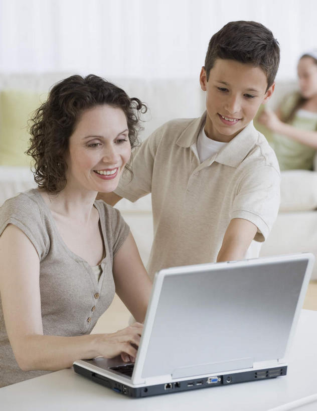 西方人,儿童,中年人,三个人,家庭,母亲,女儿,儿子,客厅,站,坐,笑,微笑,露齿笑,竖图,室内,白天,正面,纯洁,电脑,笔记本电脑,沙发,桌面,桌子,欧洲,欧洲人,敲打,服装,网络,木制,注视,休闲装,输入,通讯设备,小孩,衣服,木制品,打字,观察,看,站着,休闲,温暖,温馨,母女,母子,一家人,休闲服,可爱,母爱,童年,童趣,服饰,观看,点击,敲击,和睦,察看,无线,起居室,关注,通信设备,无线网络,布艺沙发,无线上网,便携式电脑,童真,烂漫,无邪,客堂,天真,按键,手提电脑,男孩,男人,男性,女孩,女人,女性,中年女性,白种人,孩子,站立,坐着,半身,彩图,融洽,男生,女生