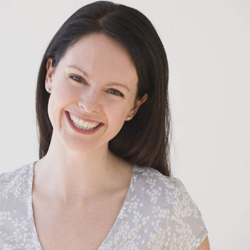 西方人,脸,头,脸颊,脖子,头发,一个人,站,笑,微笑,露齿笑,方图,室内,特写,白天,白色背景,正面,欧洲,欧洲人,仅一个女性,仅一个人,服装,注视,休闲装,肩膀,衣服,黑色,观察,看,站着,仅一个中年女性,休闲,休闲服,摄影,服饰,影棚,观看,察看,关注,女人,女性,中年女性,白种人,头部,长发,直发,脖,颈,颈部,脸部,脸蛋,面部,站立,半身,彩图,影棚拍摄,拍摄