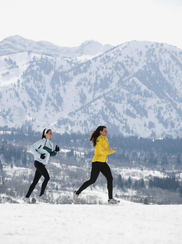 西方人,两个人,伙伴,朋友,跑,竖图,室外,白天,侧面,运动服,锻炼,旅游,度假,友谊,运动,石头,美景,森林,山,树林,雪,雪山,植物,大雪,欧洲,欧洲人,阴影,服装,光线,石子,影子,冰,积雪,景观,山顶,山峰,雪景,冬季,冬天,山峦,注视,娱乐,树,树木,衣服,蓝色,绿色,蓝天,天空,阳光,自然,天,观察,看,享受,休闲,景色,放松,寒冷,服饰,生长,晴朗,成长,观看,察看,冰冷,衣着,穿着,关注,自然风光,沉积岩,万里无云,严寒,冰凉,酷寒,凛冽,凛凛,极冷,衣饰,颠峰,极峰,水成岩,体育,友情,年轻女性,女人,女性,白种人,石块,岩石,晴空,晴空万里,跑步,彩图,全身,健身,运动装