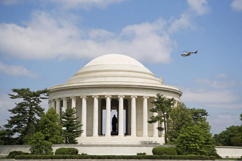 无人,横图,室外,白天,仰视,旅游,度假,植物,标志建筑,地标,飞机,建筑,美国,一排,阴影,整齐,光线,影子,柱子,云,云朵,纪念馆,首都,云彩,娱乐,航空,建设,树,树木,排列,蓝色,绿色,白云,蓝天,天空,阳光,自然,交通工具,天,享受,休闲,旅游胜地,放松,生长,晴朗,成长,直升机,直升飞机,北美,北美洲,队列,载具,美洲,修建,华盛顿特区,杰弗逊纪念堂,杰佛逊纪念堂,华盛顿哥伦比亚特区,华府,杰斐逊纪念堂,北亚美利加洲,亚美利加洲,修筑,晴空,彩图,低角度拍摄