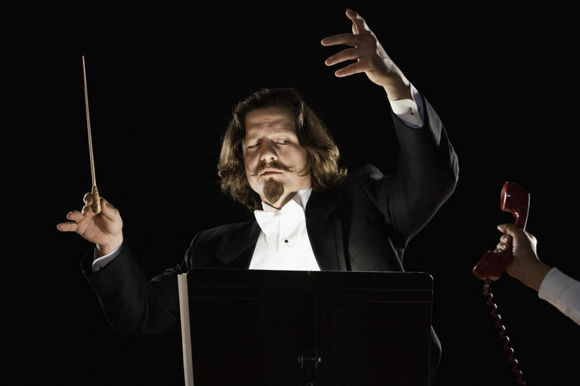 西方人,两个人,伙伴,朋友,站,举,打电话,横图,室内,白天,仰视,衬衫,西装,友谊,合作,团队,电话,书籍,欧洲,欧洲人,握,黑色背景,套装,正装,棒子,乐谱,五线谱,指挥棒,音乐,拿,指挥,指挥家,拿着,注视,职业装,通讯设备,架子,话筒,观察,看,托,站着,电话线,战略,握着,观看,察看,节奏,固定电话,节拍,关注,音符,乐谱架,符头,符干,符尾,乐章,联合,合谋,交流,配合,协作,男人,男性,中年男性,白种人,电话机,沟通,举起,举手,举着,通话,向上举,向上伸,向上托,站立,半身,彩图,低角度拍摄,衬衣,短小,音乐艺术家,棍棒