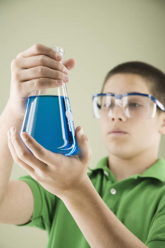 西方人,一个人,站,竖图,室内,白天,正面,安全,实验,仪器,水,欧洲,欧洲人,仅一个男性,仅一个人,握,服装,研究,透明,分析,化学,测试,烧瓶,眼镜,液体,锥形瓶,水滴,防护,拿,拿着,注视,休闲装,玻璃制品,仅一个年轻男性,一个,衣服,蓝色,绿色,玻璃瓶,瓶子,观察,看,站着,休闲,休闲服,器皿,握着,摄影,服饰,影棚,单个,观看,护目镜,保护,察看,关注,保险,玻璃仪器,试验耗材,实验用品,保全,周全,安稳,安定,三角烧瓶,依氏烧瓶,锥形烧瓶,安全防护眼镜,平安,男人,男性,年轻男性,白种人,站立,半身,彩图,影棚拍摄,拍摄,防护眼镜