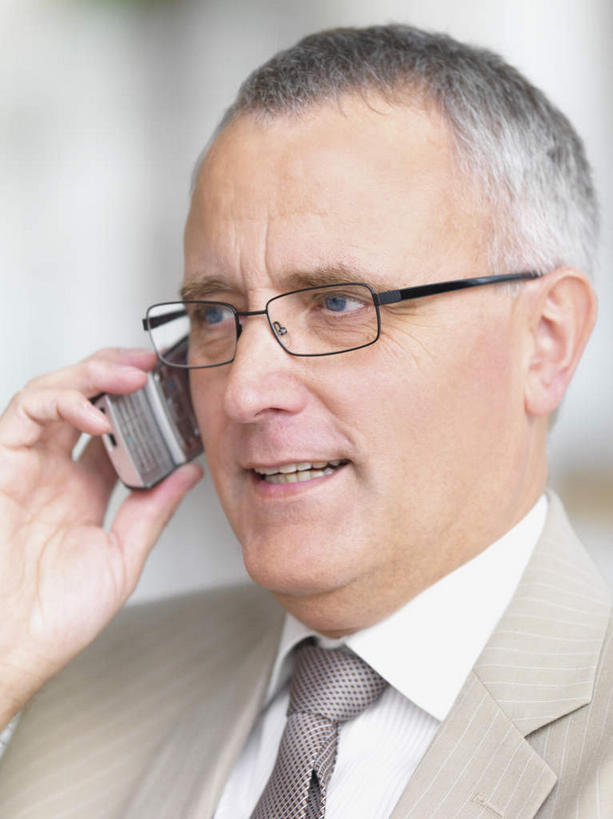 西方人,脸,头,脸颊,手,一个人,商务人士,商务男性,站,说,打电话,竖图,室外,特写,白天,正面,衬衫,讨论,电话,手机,欧洲,欧洲人,仅一个男性,仅一个人,仅一个中年男性,握,套装,眼镜,领带,拿,听,拿着,注视,通讯设备,肩膀,观察,看,站着,手部,握着,观看,单手,察看,象征,庄重,关注,商务装,身份,近视眼镜,工薪阶层,正式,地位,交流,男人,男性,中年男性,白种人,头部,脸部,脸蛋,面部,白领,上班族,沟通,讲话,交谈,商讨,说话,谈话,通话,站立,半身,彩图,衬衣