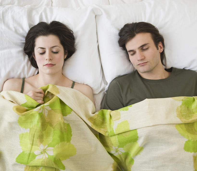 西方人,两个人,躺,闭眼,睡,横图,俯视,室内,白天,爱情,床,卧室,欧洲,欧洲人,服装,双人床,床单,浪漫,休闲装,被子,衣服,休闲,疲倦,温暖,温馨,休闲服,恩爱,恋人,服饰,和睦,疲劳,被单,疲惫,困乏,疲乏,委顿,疲困,疲顿,疲钝,倦怠,怠倦,卧着,男人,男性,年轻男性,年轻女性,女人,女性,白种人,情侣,闭眼睛,闭着眼,闭着眼睛,困,困觉,寝息,睡觉,躺着,卧,半身,彩图,高角度拍摄,睡房,卧房,伴侣,融洽