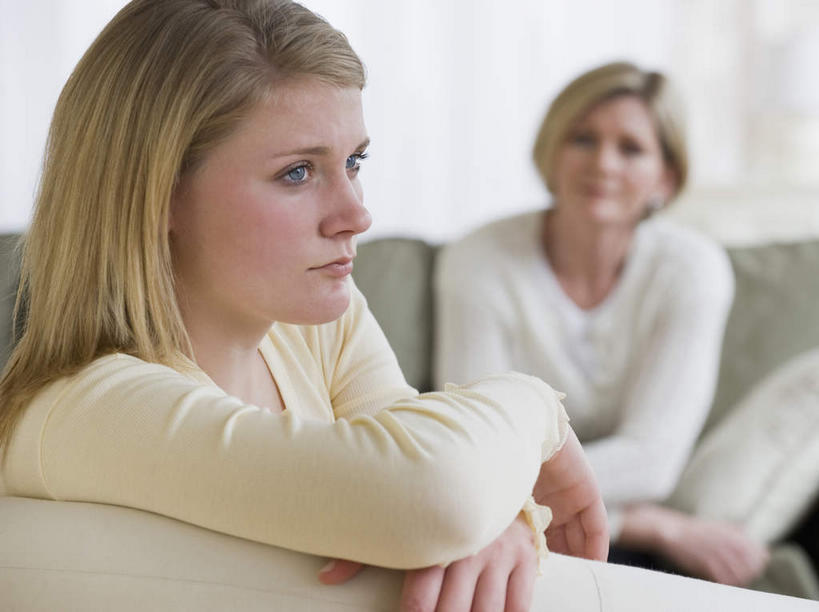 西方人,两个人,家庭,母亲,女儿,客厅,坐,横图,室内,白天,正面,失败,沙发,欧洲,欧洲人,服装,沮丧,朦胧,模糊,注视,休闲装,衣服,观察,看,休闲,难受,温暖,温馨,母女,一家人,休闲服,母爱,无奈,服饰,观看,失望,悲伤,和睦,察看,起居室,伤心,难过,关注,失落,布艺沙发,颓废,挫败,受挫,落败,落空,错过,失足,失意,失策,失算,颓丧,衰颓,悲哀,懊丧,颓靡,气馁,丧气,客堂,败北,挫折,失利,年轻女性,女人,女性,中年女性,白种人,坐着,半身,彩图,融洽