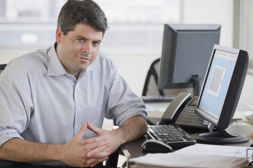 西方人,一个人,商务人士,商务男性,办公室,坐,笑,打电话,微笑,横图,室内,白天,正面,衬衫,电脑,显示器,鼠标,键盘,窗户,家具,桌子,电话,欧洲,欧洲人,仅一个男性,仅一个人,握,套装,网络,材料,档案,文件,纸,办公桌,注视,输入设备,通讯设备,玻璃窗,仅一个年轻男性,话筒,手稿,资料,观察,看,电话线,台式电脑,握着,观看,证明,察看,固定电话,关注,文档,通信设备,商务装,工薪阶层,输出设备,办公家具,交流,男人,男性,年轻男性,白种人,白领,上班族,电话机,沟通,通话,坐着,半身,彩图,衬衣