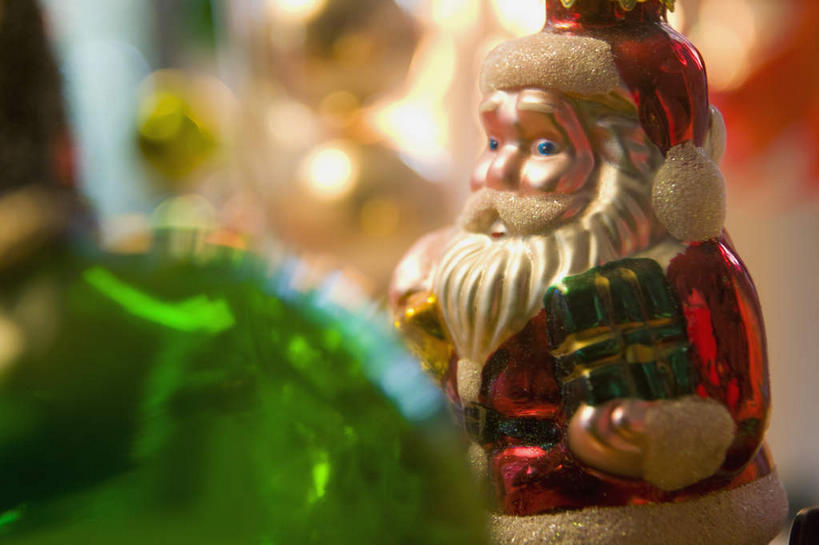 一个人,无人,站,横图,室内,特写,白天,正面,民族服装,静物,帽子,雕塑,圣诞节,仅一个男性,仅一个人,圣诞老人,服装,节日,朦胧,模糊,庆祝,艺术,装饰,雕刻,雕像,挂饰,圣诞球,注视,文化,球,衣服,红色,工艺品,观察,看,站着,仅一个老年男性,庆典,球体,圣诞帽,服饰,观看,纪念,华丽,修饰,美术,点缀,察看,衣着,穿着,关注,主题,陈列,功能,美学,衬托,美观,雅致,雅观,棉帽,衣饰,老年男性,男人,男性,站立,半身,彩图,传统服装,民俗服