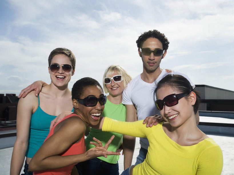 东方人,西方人,伙伴,朋友,站,笑,微笑,露齿笑,横图,室外,白天,正面,爱情,快乐,兴奋,友谊,骄傲,成功,胜利,湖,湖泊,水,吊带,欧洲,非洲,黑人,欧洲人,亚洲,阴影,服装,光线,墨镜,眼镜,影子,湖面,水流,水面,云,云朵,浪漫,云彩,注视,吊带衫,黄种人,衣服,蓝色,白云,蓝天,天空,阳光,太阳镜,太阳眼镜,湖水,天,观察,看,手势,站着,温暖,温馨,遮阳镜,恩爱,自信,恋人,服饰,晴朗,观看,和睦,察看,衣着,穿着,关注,衣饰,友情,男人,男性,年轻男性,年轻女性,女人,女性,中年男性,中年女性,白种人,非洲人,亚洲人,情侣,晴空,站立,半身,彩图,欢乐,开心,伴侣,融洽