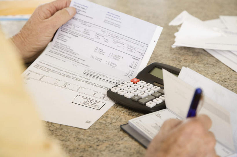 西方人,手,一个人,坐,横图,俯视,室内,特写,白天,计算器,桌面,桌子,欧洲,欧洲人,双手,仅一个男性,仅一个人,握,服装,计算,科学,笔,材料,档案,文件,纸,大理石,办公用品,拿,拿着,休闲装,水笔,文具,衣服,手稿,学习用品,资料,仅一个老年男性,休闲,手部,休闲服,握着,理财,财务,服饰,账单,文具用品,证明,书写,票据,数学,文档,发票,小票,大理石制品,老年男性,男人,男性,白种人,坐着,半身,彩图,高角度拍摄,收据