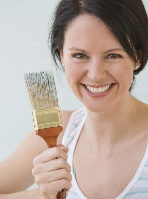 西方人,脸,头,脸颊,手,一个人,站,笑,微笑,露齿笑,竖图,室内,白天,正面,装修,欧洲,欧洲人,仅一个女性,仅一个人,握,服装,拿,拿着,注视,休闲装,装潢,肩膀,衣服,粉刷,刷子,观察,看,站着,仅一个中年女性,休闲,手部,休闲服,握着,摄影,服饰,影棚,观看,油漆,单手,涂料,察看,关注,女人,女性,中年女性,白种人,头部,脸部,脸蛋,面部,站立,半身,彩图,影棚拍摄,拍摄